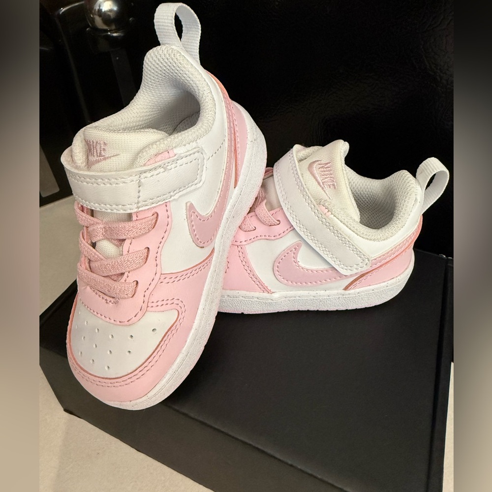 Nike Kids Sneakers in Pink and White - Picture 7 of 9